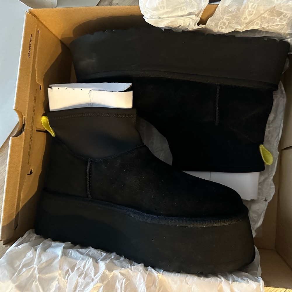 UGG women’s classic lil dipper Black Platform Ankle Boots - Picture 9 of 14